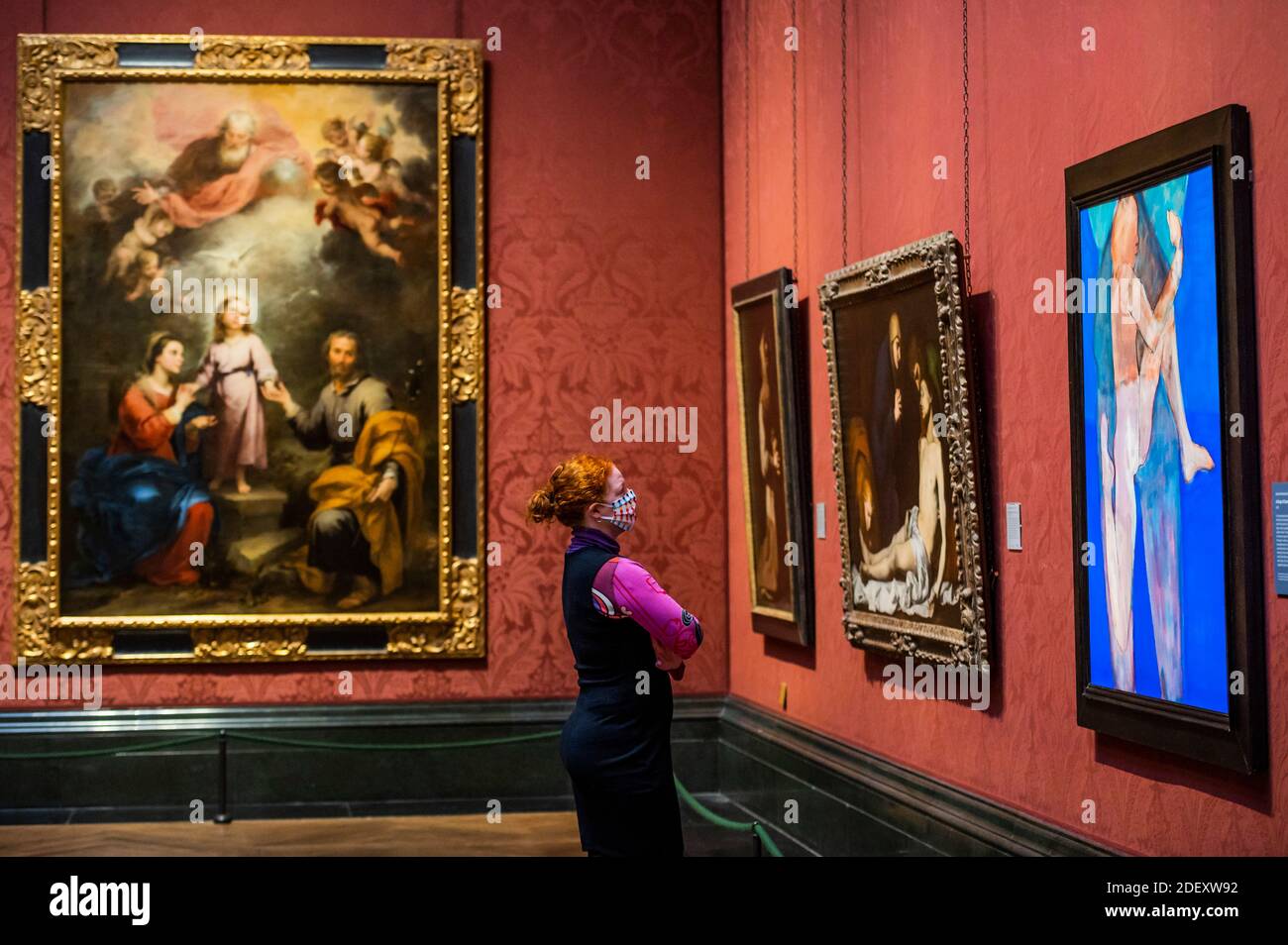 Londra, Regno Unito. 2 dicembre 2020. Una goccia di profumo e altre opere più vecchie della collezione della galleria - la National Gallery riapre dopo la seconda chiusura del coronavirus a Londra. L'apertura coincide con la nuova esposizione di 2020 artista della Galleria Nazionale in Residence: Rosalind Nashashibi (Sala 30). L'ingresso è solo biglietto e la distanza sociale, sistemi a senso unico e altre covid 19 precauzioni sono in atto. Credit: Guy Bell/Alamy Live News Foto Stock