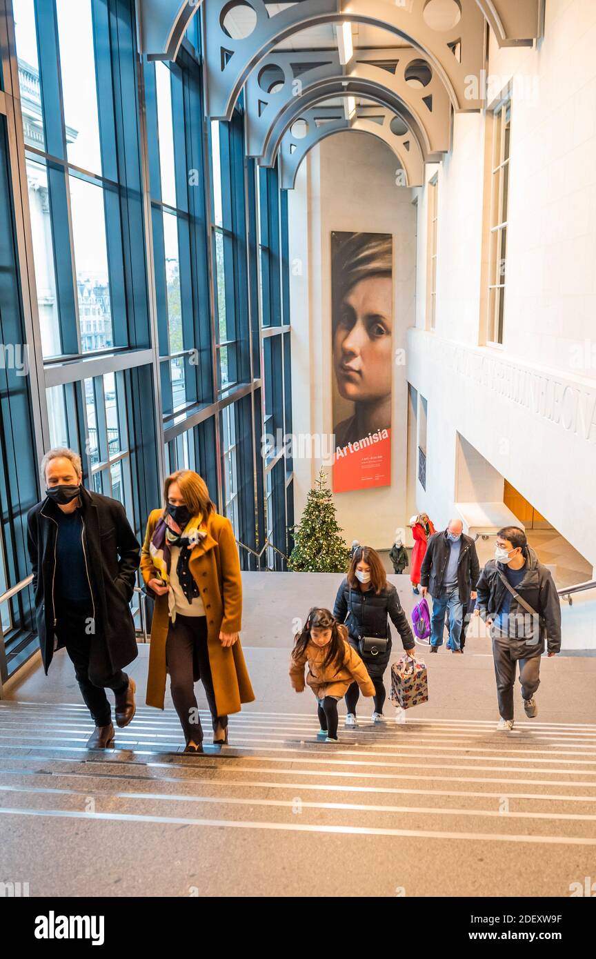 Londra, Regno Unito. 2 dicembre 2020. I visitatori tornano via l'Ala Sainsbury all'apertura della galleria, riaprendosi dopo la seconda chiusura a Londra del coronavirus. L'apertura coincide con la nuova esposizione di 2020 artista della Galleria Nazionale in Residence: Rosalind Nashashibi (Sala 30). L'ingresso è solo biglietto e la distanza sociale, sistemi a senso unico e altre covid 19 precauzioni sono in atto. Credit: Guy Bell/Alamy Live News Foto Stock