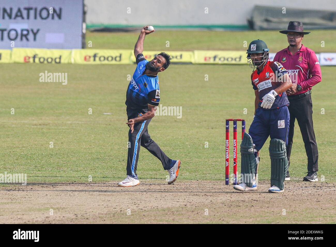 Il giocatore di cricket Beximco Dhaka Robiul Islam Robi in azione durante la Bangabandhu T20 Cup 2020 tra Fortune Barishal e Beximco Dhaka allo Sher-e-Bangla National Cricket Stadium. Foto Stock