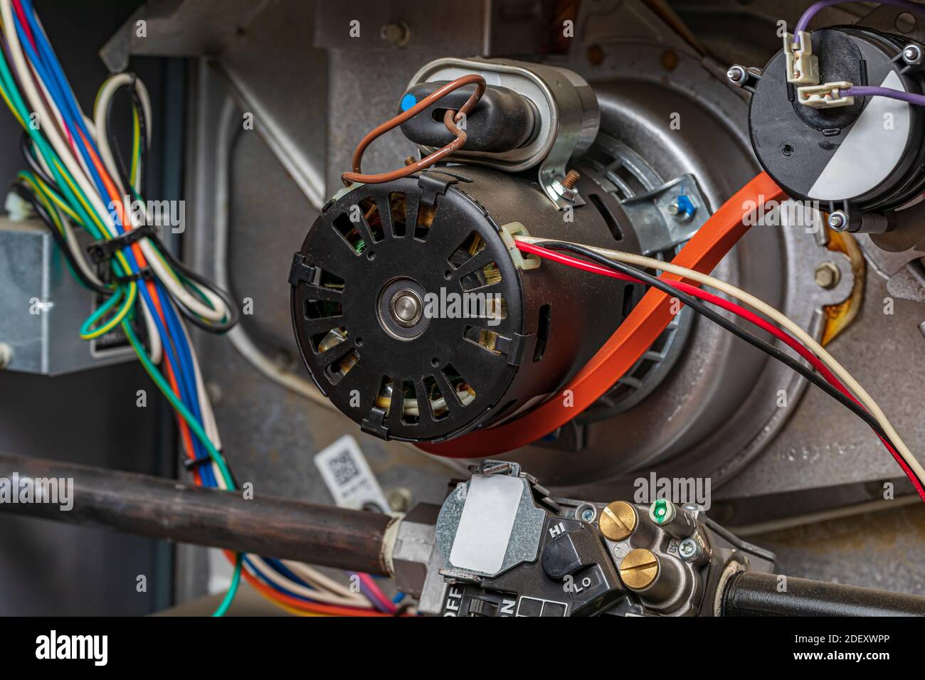 Primo piano della ventola di scarico del riscaldatore all'interno del forno. Concetto di manutenzione, riparazione, assistenza e installazione HVAC Foto Stock