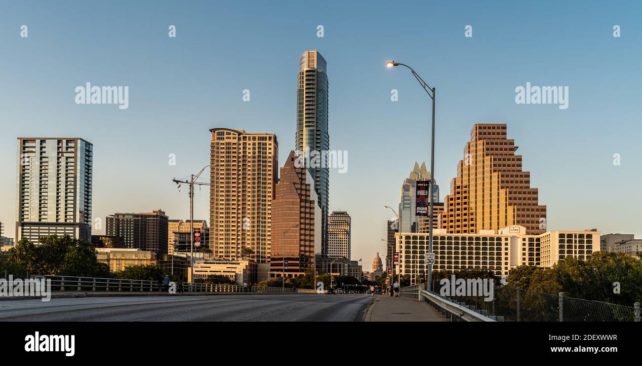 guardando dritto lungo il ponte dei congressi verso il campidoglio dello stato del texas Foto Stock