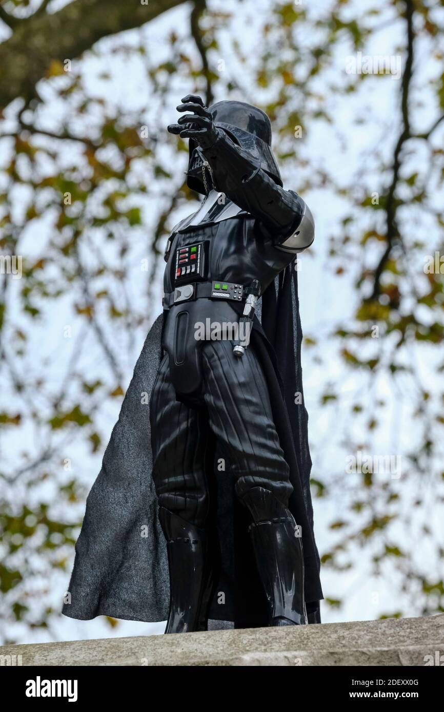 Bristol, Regno Unito. 2 dicembre 2020. In omaggio al compianto attore di Bristol David Prowse che ha giocato il criminale dello schermo Darth Vader nella serie di Star Wars, una statua non ufficiale di Darth Vader è stata collocata sulla base vuota di Edward Colston. La base è stata vacante da quando la statua di Colston è stata rovesciata in una protesta nera della materia di vite nel giugno 2020. Credit: JMF News/Alamy Live News Foto Stock