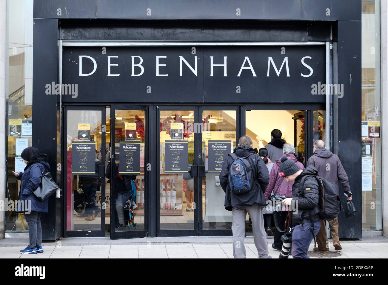 Bristol, Regno Unito. 2 dicembre 2020. I negozi non essenziali sono ora aperti nel livello 3 di Bristol, portando le persone in città. Debenhams attrae i cacciatori di affare. Credit: JMF News/Alamy Live News Foto Stock