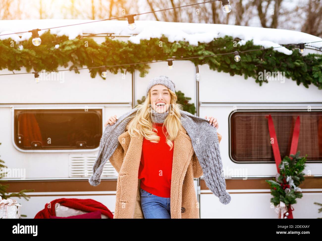 Inverno fata tale. Happy Blonde Woman in posa all'aperto vicino a Campervan al Camping Foto Stock