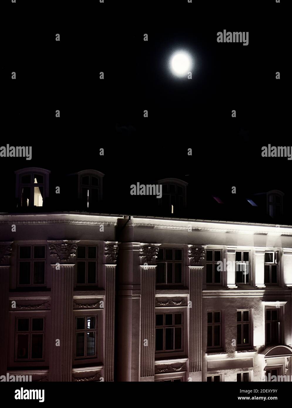 soffitta illuminata sotto la luce del luna, notte insonne Foto Stock