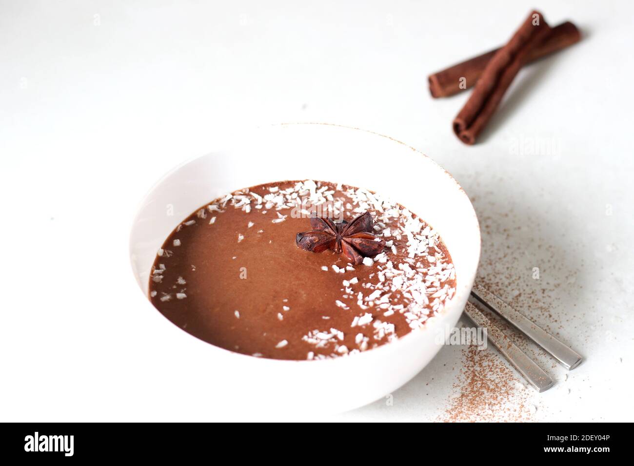 Mousse al cioccolato senza zucchero. Semplice dessert sano fatto in casa. Foto Stock