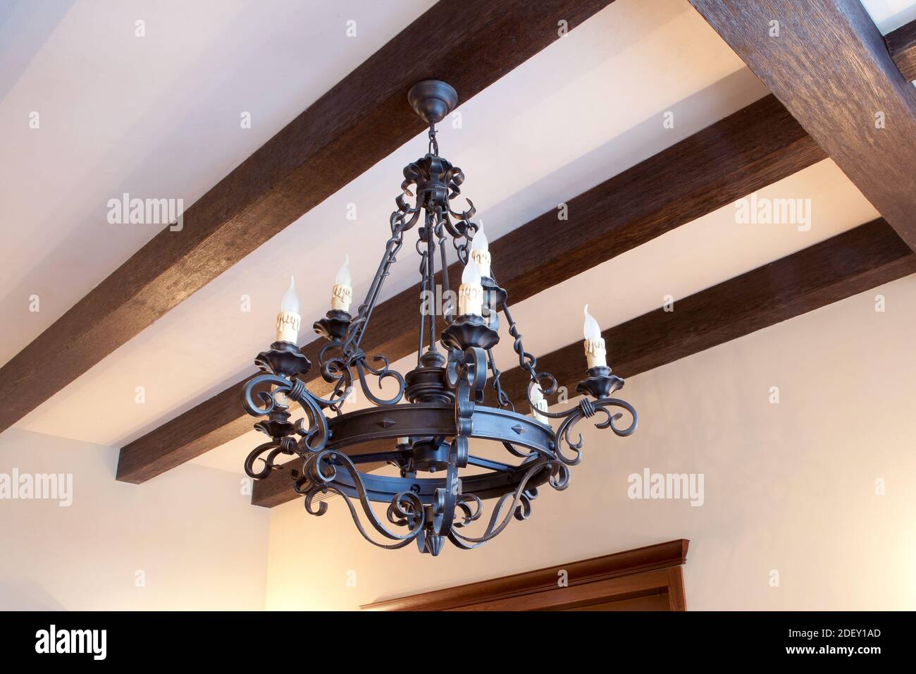 Il lampadario rotondo in ferro battuto nero con lampadine pesa in casa Foto  stock - Alamy