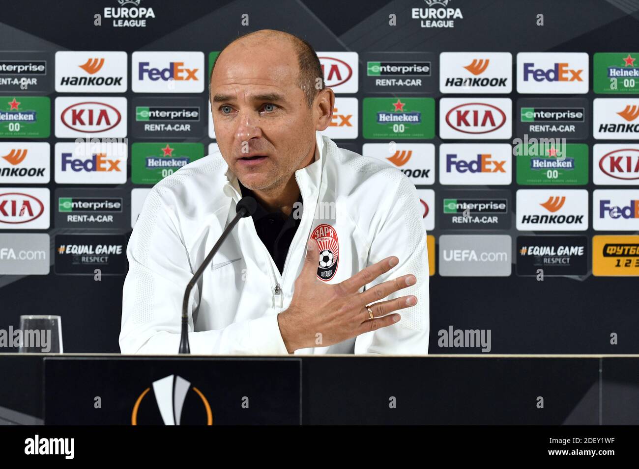 Non esclusivo: ZAPORIZHZHIA, UCRAINA - 02 DICEMBRE 2020 - allenatore capo del FC Zorya Luhansk Viktor Skrypnyk è raffigurato durante la conferenza stampa ahea Foto Stock
