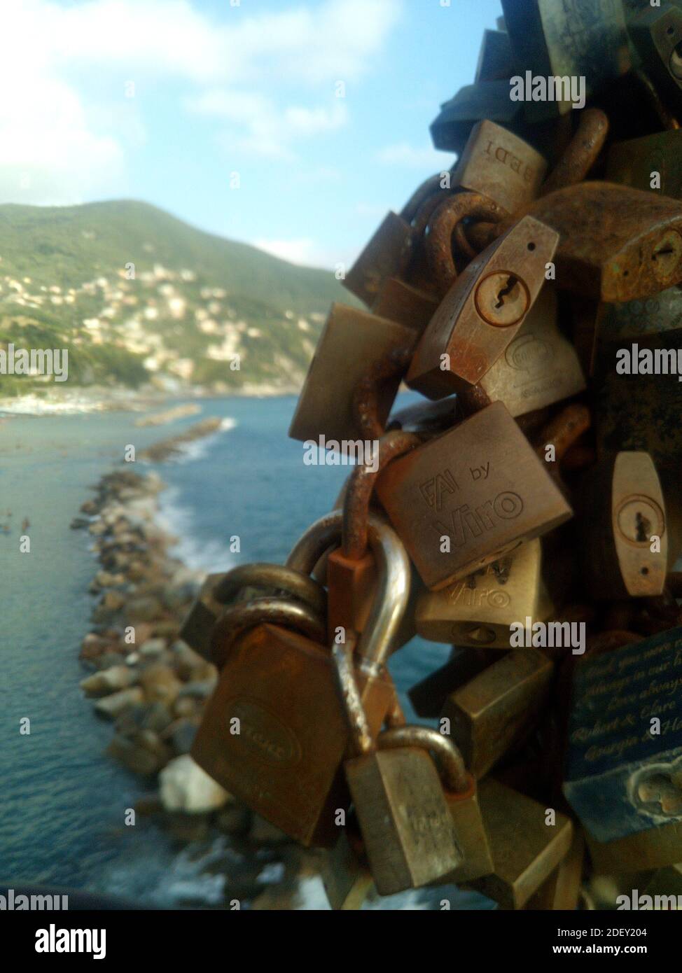 Moneglia, Italia - estate 2020: Lucchetti legati ad un lampione lungo la via degli amanti nel parco nazionale delle cinque terre. Foto Stock