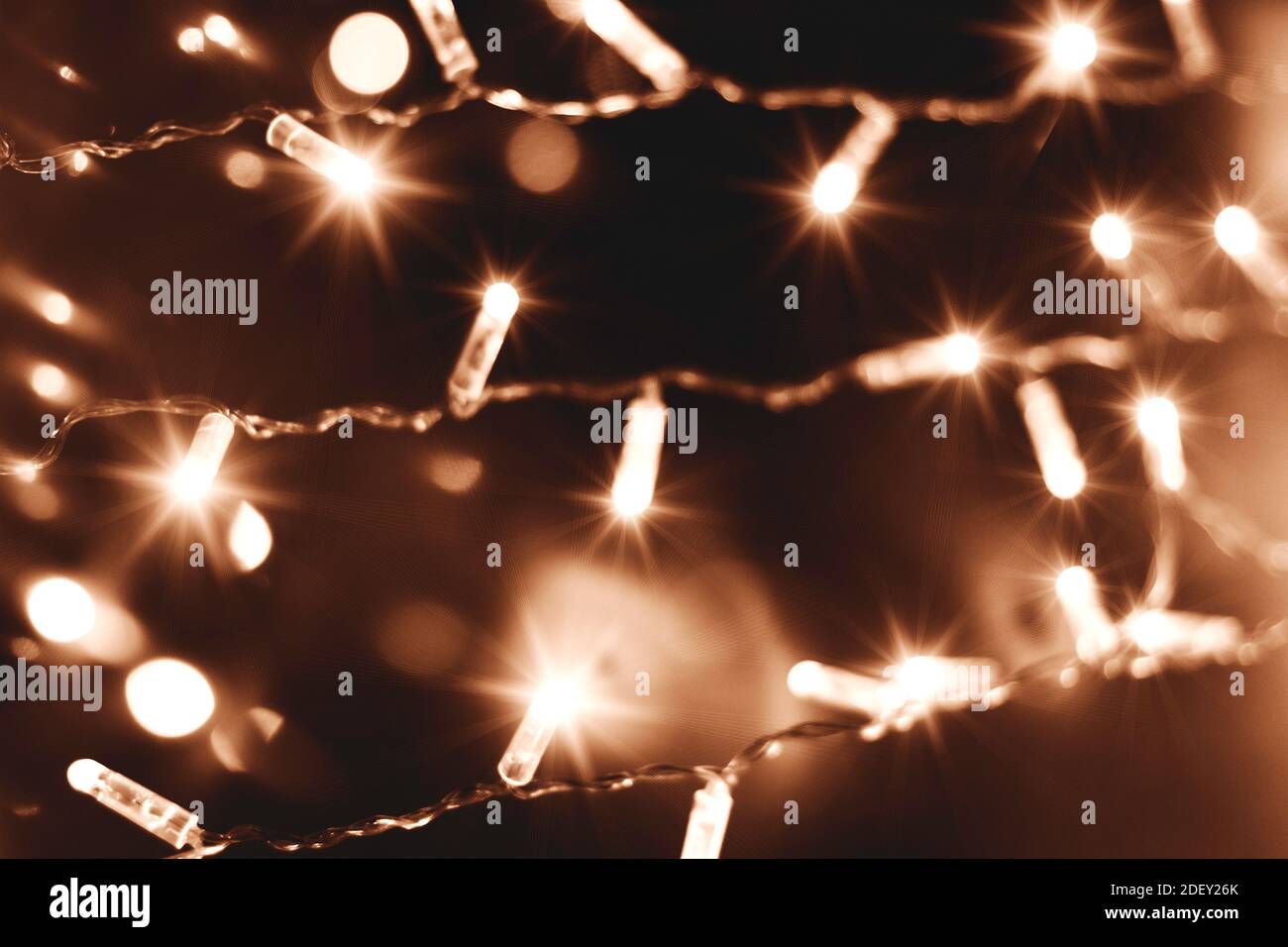 Luci natalizie con champagne. Sfondo astratto sfocato, copia il tuo testo qui Foto Stock