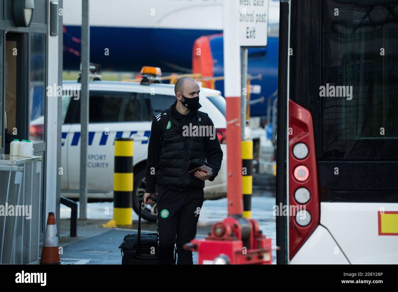 Glasgow, Scozia, Regno Unito. 2 dicembre 2020. Nella foto: I giocatori del Celtic Football Club hanno visto all'aeroporto di Glasgow scendere dal loro autobus e passare per la sicurezza prima di volare a Milano in Italia dove giocheranno l'AC Milan nella loro partita di gruppo 5 di 6 nel gruppo H di domani sera. Glasgow, Scozia, Regno Unito. 2 dicembre 2020. Nella foto: I giocatori del Celtic Football Club hanno visto all'aeroporto di Glasgow scendere dal loro autobus e passare per la sicurezza prima di volare a Milano in Italia dove giocheranno l'AC Milan nella loro partita di gruppo 5 di 6 nel gruppo H di domani sera. Credito: Colin Fisher/Alamy Foto Stock