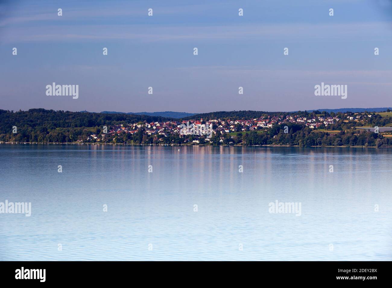 Vista sul Lago di Costanza, vicino a Uhldingen all'orizzonte le Alpi svizzere, il Lago di Costanza, Baden-Württemberg, Germania, Europa Foto Stock