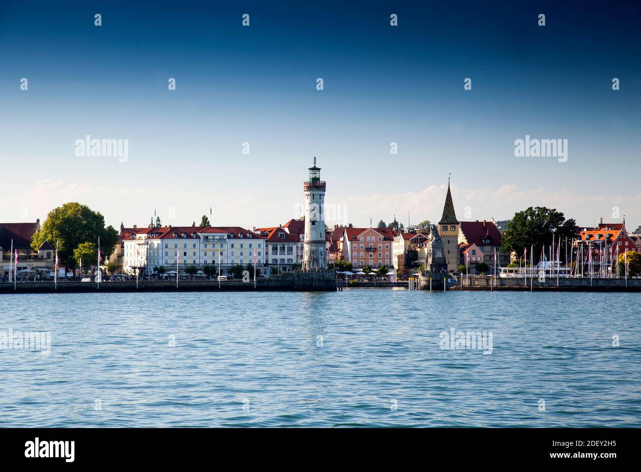 Faro di New Lindau e leone bavarese all'ingresso del porto, porto, isola di Lindau, Lindau sul lago di Costanza, regione del lago di Costanza, Swabia, Germ Foto Stock