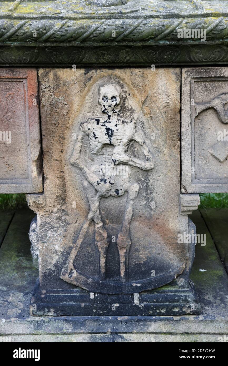 Scheletrico con Scithe sulla tomba del torace di George Hopper di Black Headley, 1725, Chiesa parrocchiale di Santa Maria, Castello di Barnard, Castello di Barnard, Foto Stock
