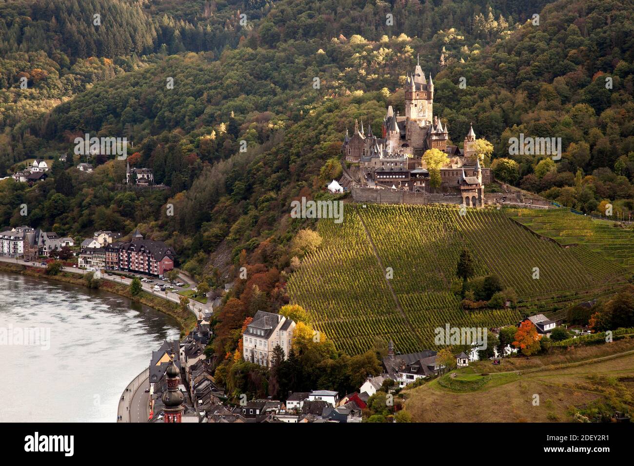 Vista di Cochem con il Reichsburg, Cochem sulla Mosella, Renania-Palatinato, Germania, Europa Foto Stock