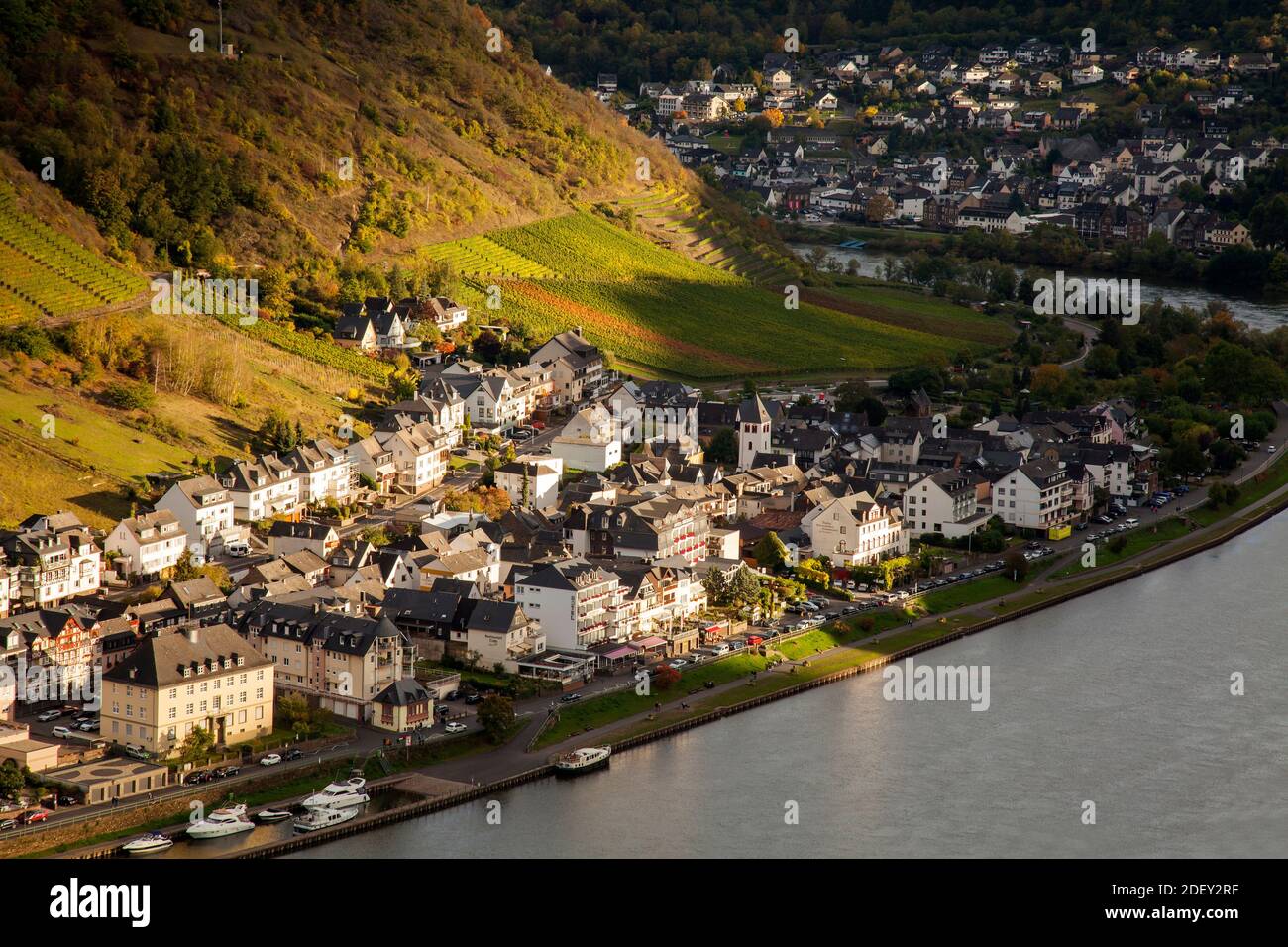 Vista di Cochem con il Reichsburg, Cochem sulla Mosella, Renania-Palatinato, Germania, Europa Foto Stock