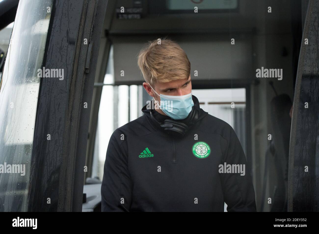 Glasgow, Scozia, Regno Unito. 2 dicembre 2020. Nella foto: I giocatori del Celtic Football Club hanno visto all'aeroporto di Glasgow scendere dal loro autobus e passare per la sicurezza prima di volare a Milano in Italia dove giocheranno l'AC Milan nella loro partita di gruppo 5 di 6 nel gruppo H di domani sera. Glasgow, Scozia, Regno Unito. 2 dicembre 2020. Nella foto: I giocatori del Celtic Football Club hanno visto all'aeroporto di Glasgow scendere dal loro autobus e passare per la sicurezza prima di volare a Milano in Italia dove giocheranno l'AC Milan nella loro partita di gruppo 5 di 6 nel gruppo H di domani sera. Credito: Colin Fisher/Alamy Foto Stock