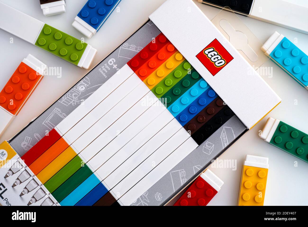 Tambov, Federazione Russa - 18 novembre 2020 Lego box con gel Pens colore. Foto Stock