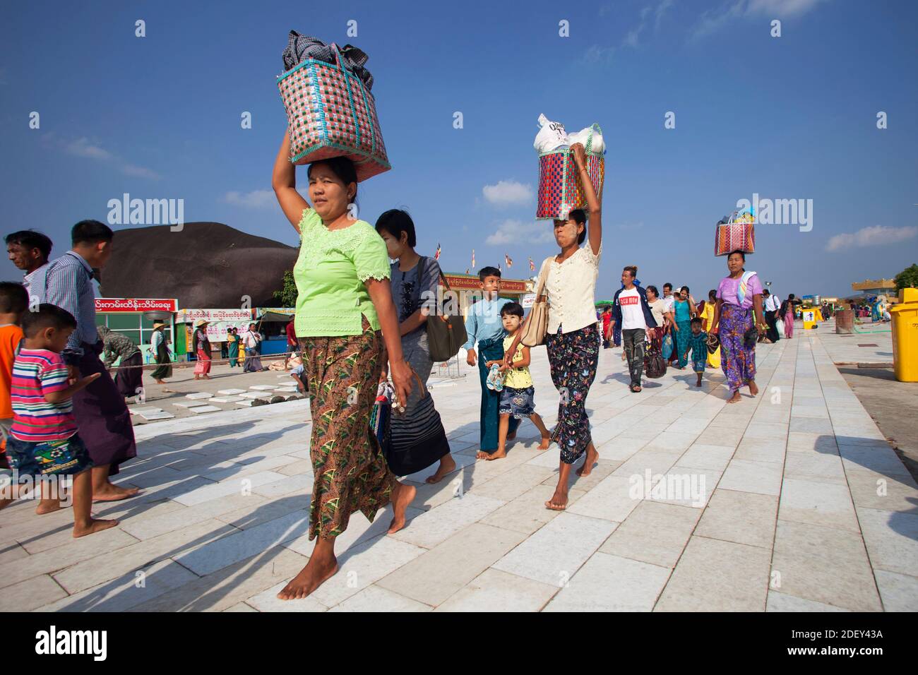 Pellegrini, Golden Rock, Monte Kyaiktiyo, stato di Mon, Myanmar, Asia Foto Stock