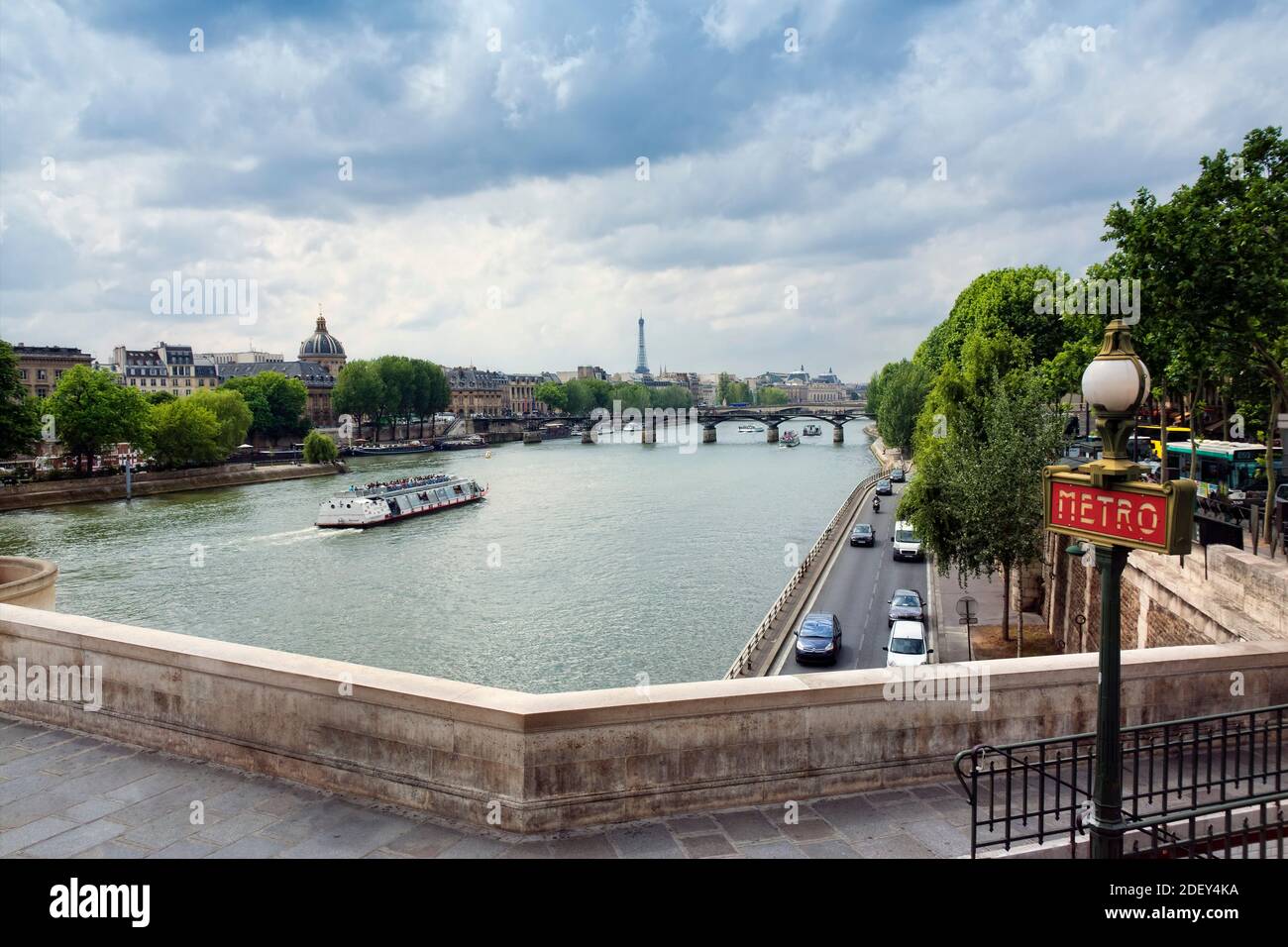 Fiume Senna Vista della Torre Eiffel da Pont Neuf, Parigi, Ile-de-France, Francia Foto Stock