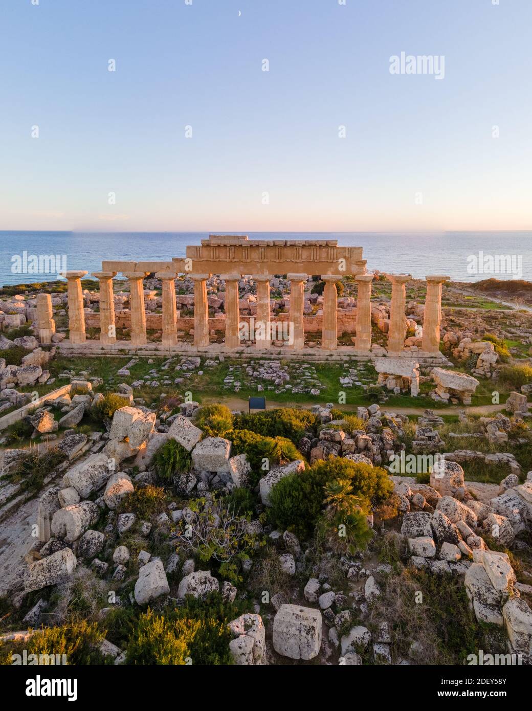 Templi greci a Selinunte, vista sul mare e rovine di colonne greche nel Parco Archeologico di Selinunte Sicilia Italia Foto Stock