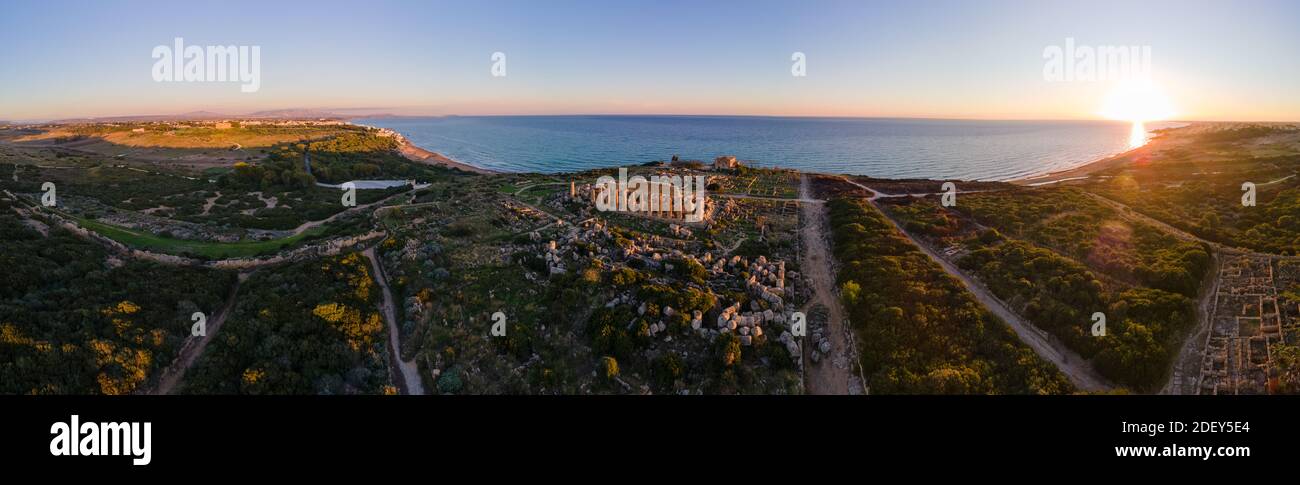 Templi greci a Selinunte, vista sul mare e rovine di colonne greche nel Parco Archeologico di Selinunte Sicilia Italia Foto Stock