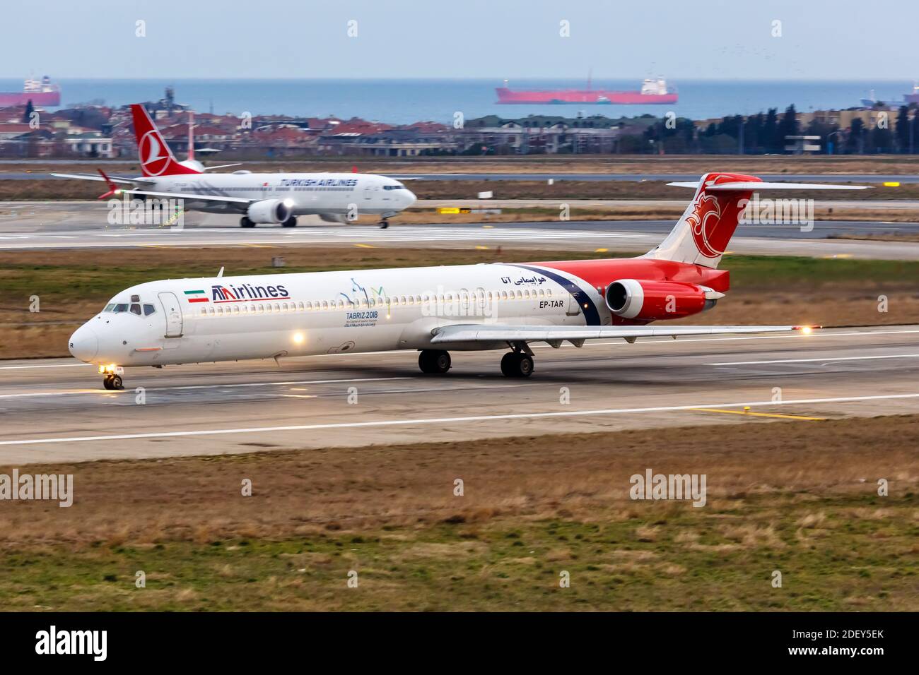 Istanbul, Turchia - 15 febbraio 2019: ATA Airlines McDonnell Douglas MD-83 aereo all'aeroporto Ataturk di Istanbul (IST) in Turchia. Foto Stock