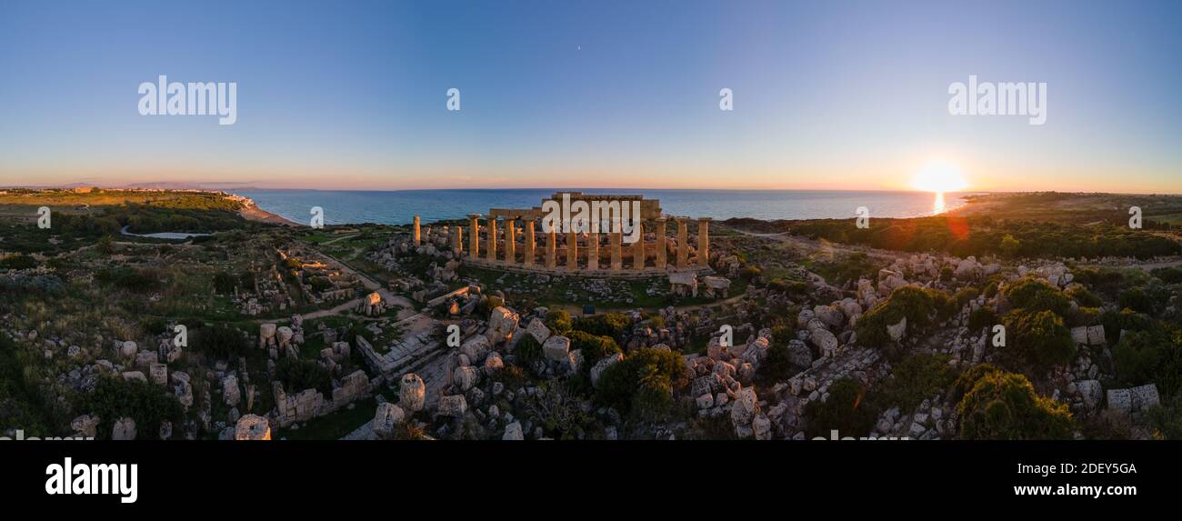 Templi greci a Selinunte, vista sul mare e rovine di colonne greche nel Parco Archeologico di Selinunte Sicilia Italia Foto Stock