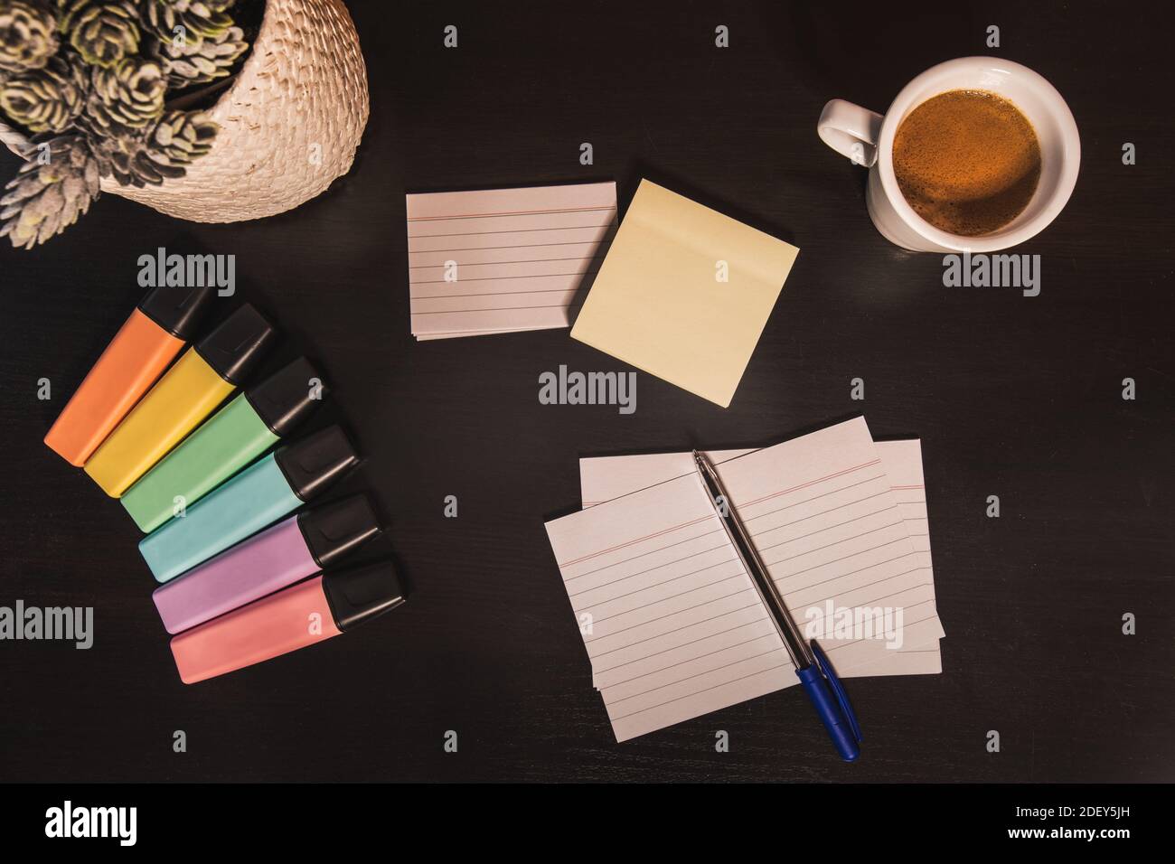 scrivania con note e penna per scrivere con pennarelli colorati Foto Stock