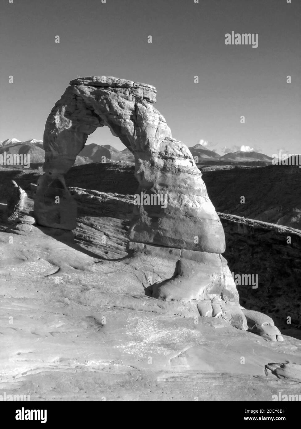 Il famoso delicato arco in bianco e nero, con le montagne la-SAL sullo sfondo, Archers National Park, Utah, USA Foto Stock
