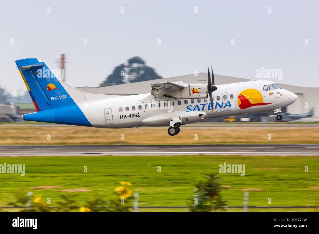 Bogotà, Colombia - 30 gennaio 2019: Aereo Satena ATR 42-500 all'aeroporto di Bogotà (BOG) in Colombia. Foto Stock