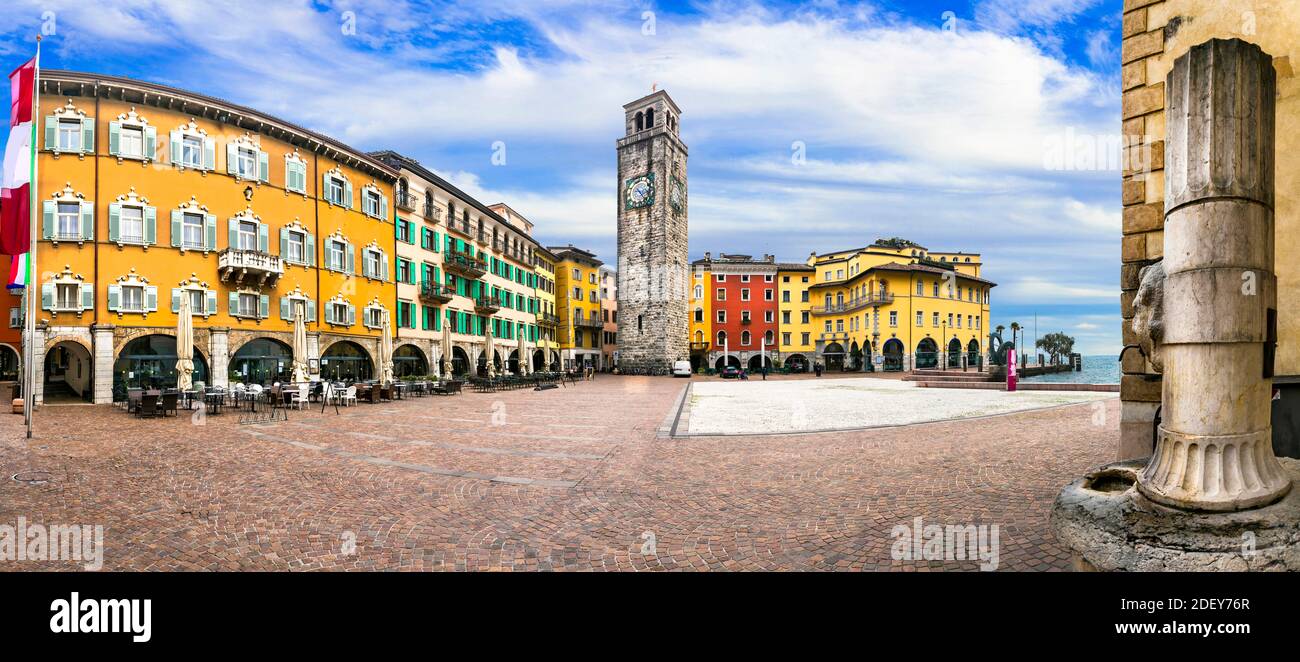Riva del Garda - affascinante e popolare cittadina sul lago di Garda. Case colorate e vecchia torre in centro. Italia, Tentino Foto Stock