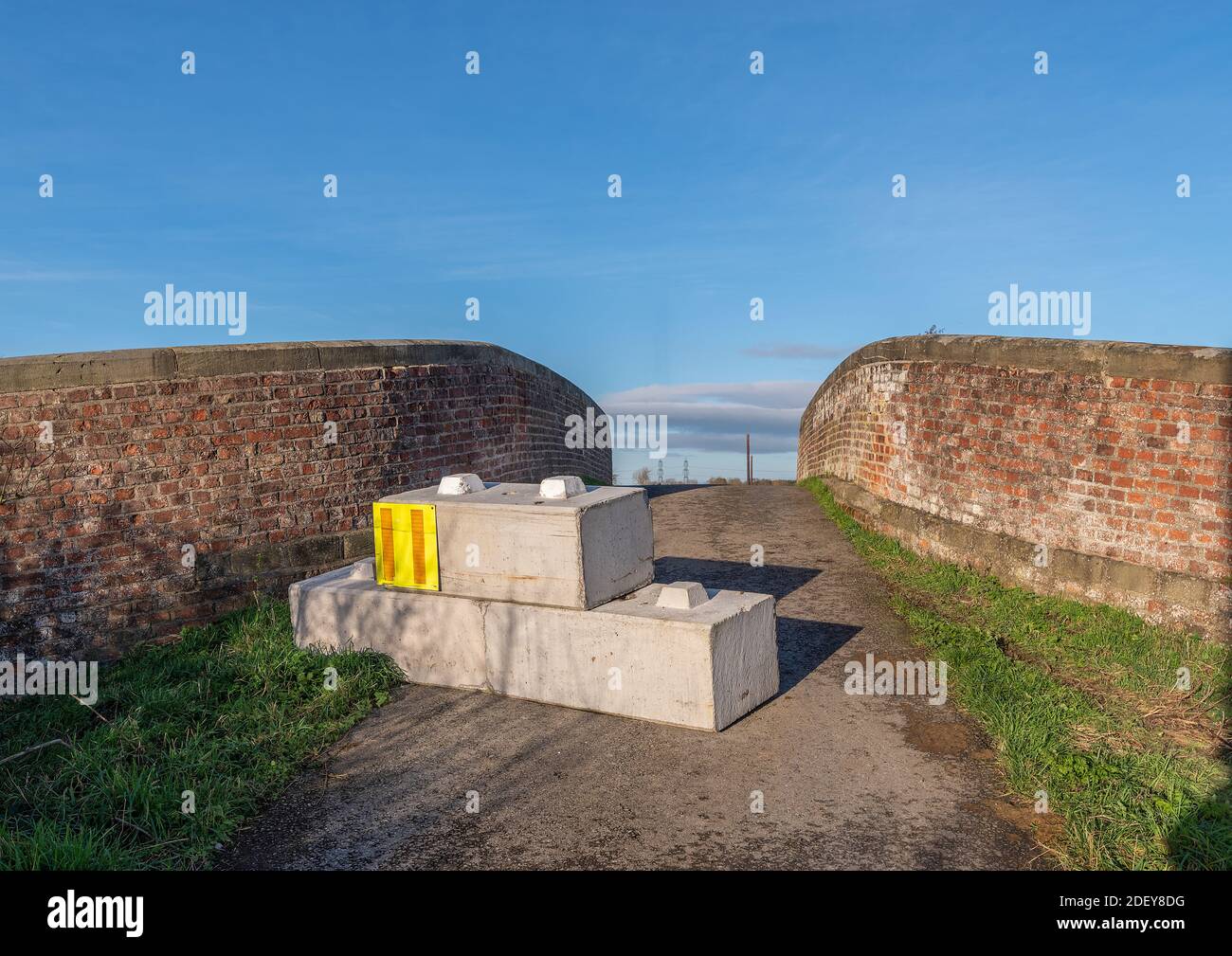 Blocchi di cemento che arrestano l'accesso veicolare ad un ponte debole sopra Canale di Pocklington con sci blu Foto Stock