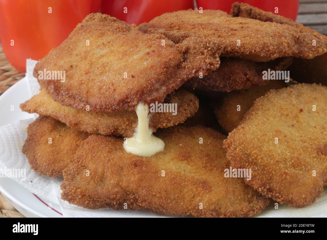 filetto di maiale impanato riempito con prosciutto e formaggio caldo as cibo per bambini Foto Stock