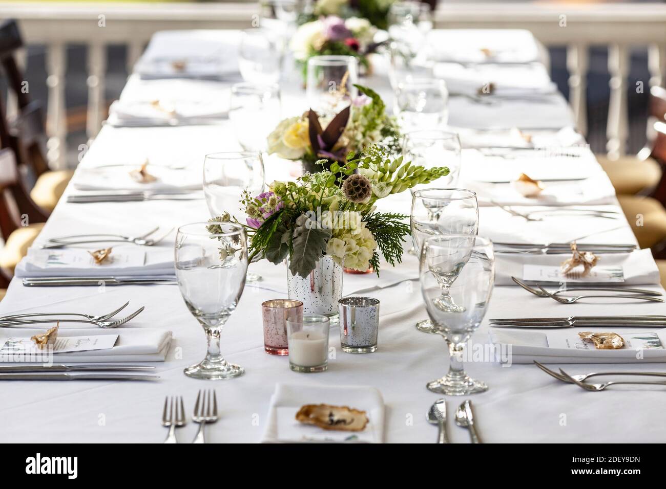 Tavolo di classe allestito per un pasto in un matrimonio all'aperto reception Foto Stock