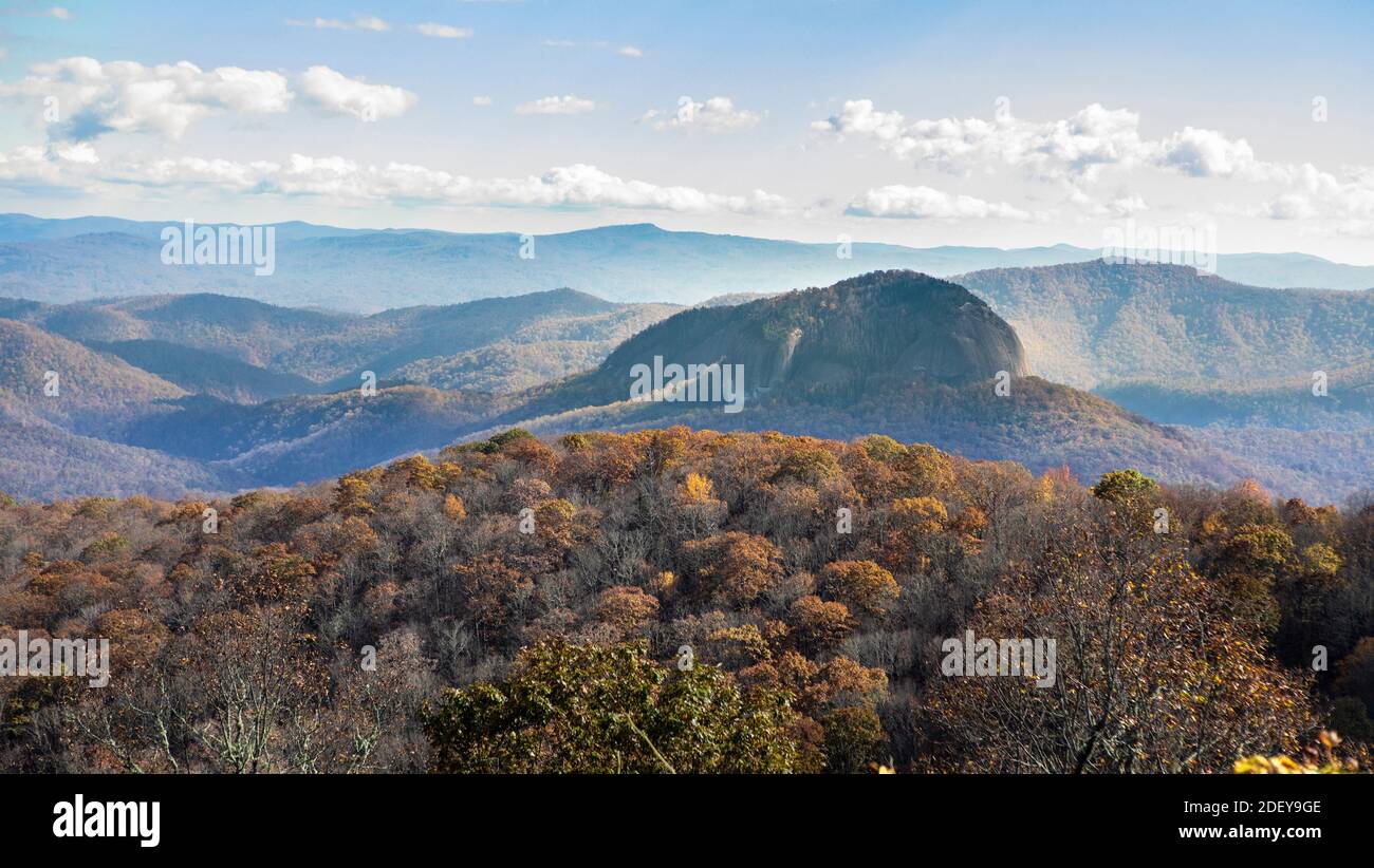 Colore autunno fogliame nelle Blue Ride Mountains del North Carolina con sguardo Glass Rock sullo sfondo. Foto Stock