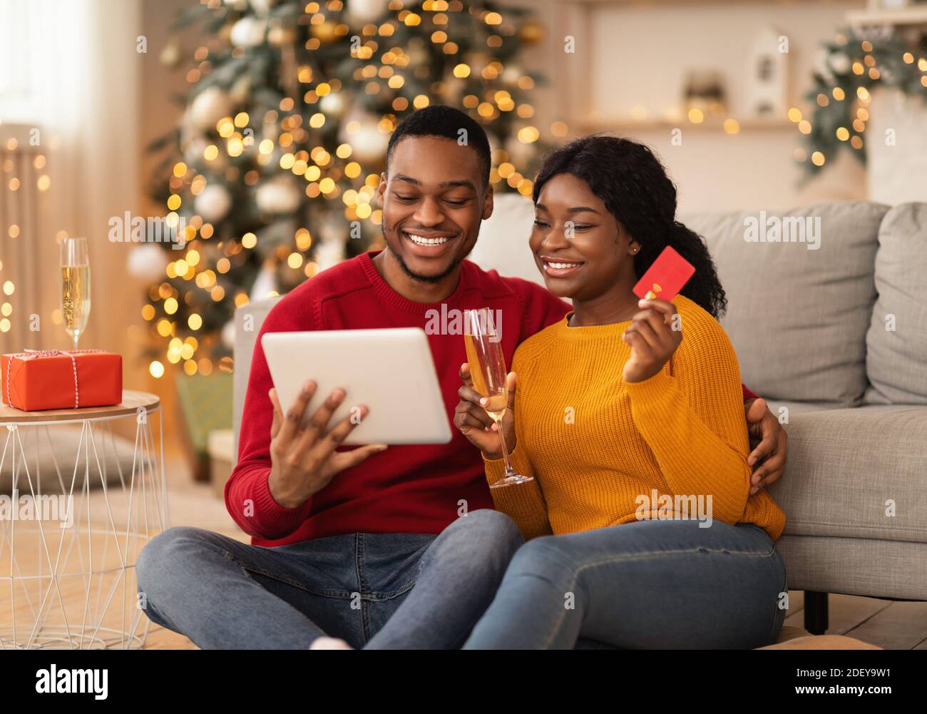 Acquisto di regali e acquisti online prima delle vacanze Foto Stock