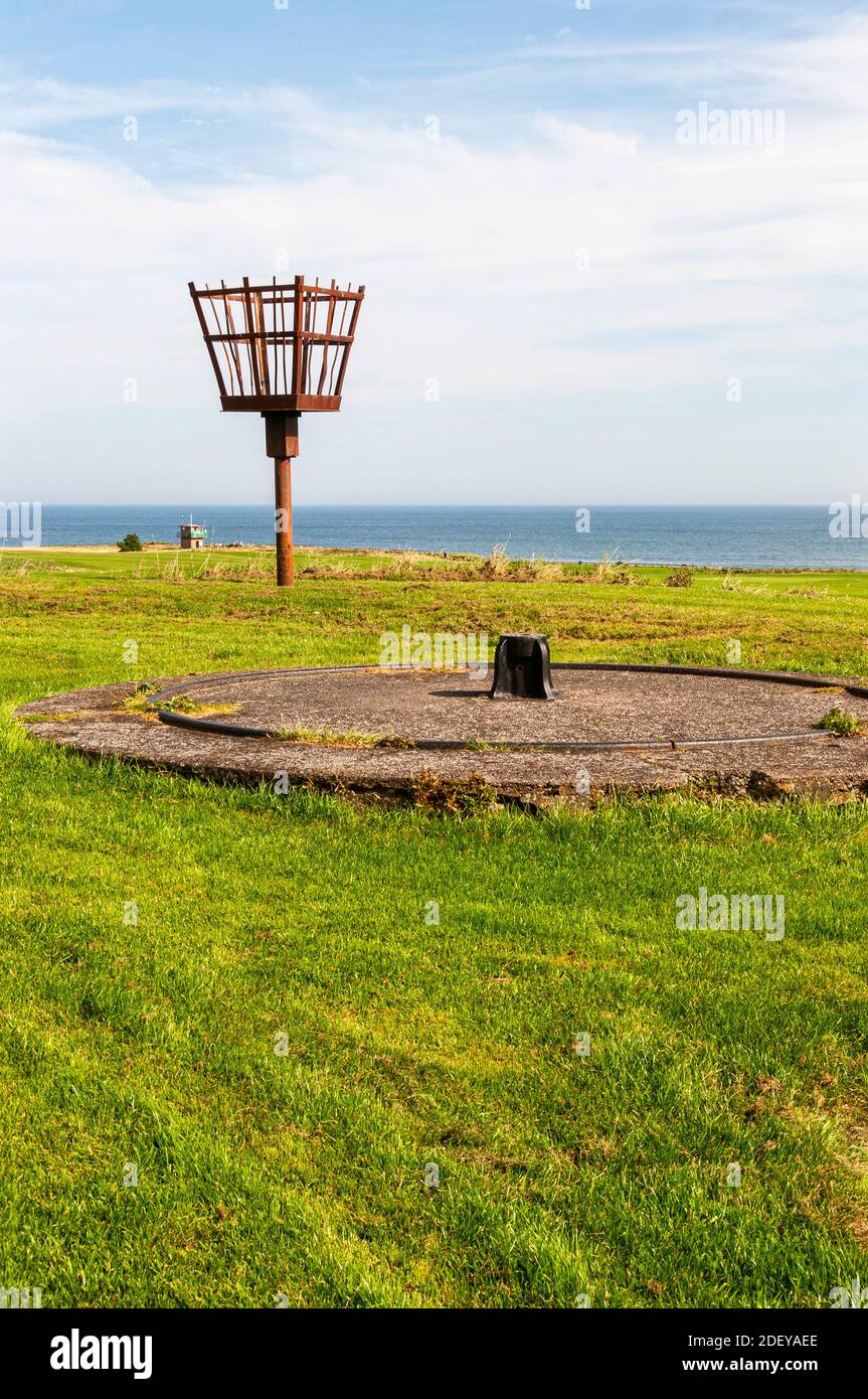 Un faro usato per commemorare la visita di Re Giacomo 1 a Berwick-upon-Tweed nel 1603 si trova accanto a A. Disposizione della pistola disusata al bastione del mulino Foto Stock