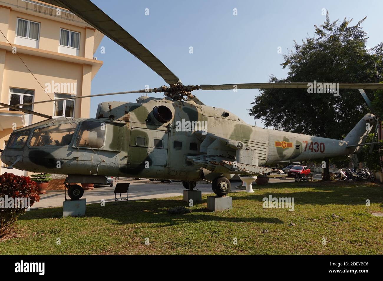 Elicottero militare russo attacco MIL mi-24 nel Museo dell'aeronautica del popolo del Vietnam, Hanoi Foto Stock