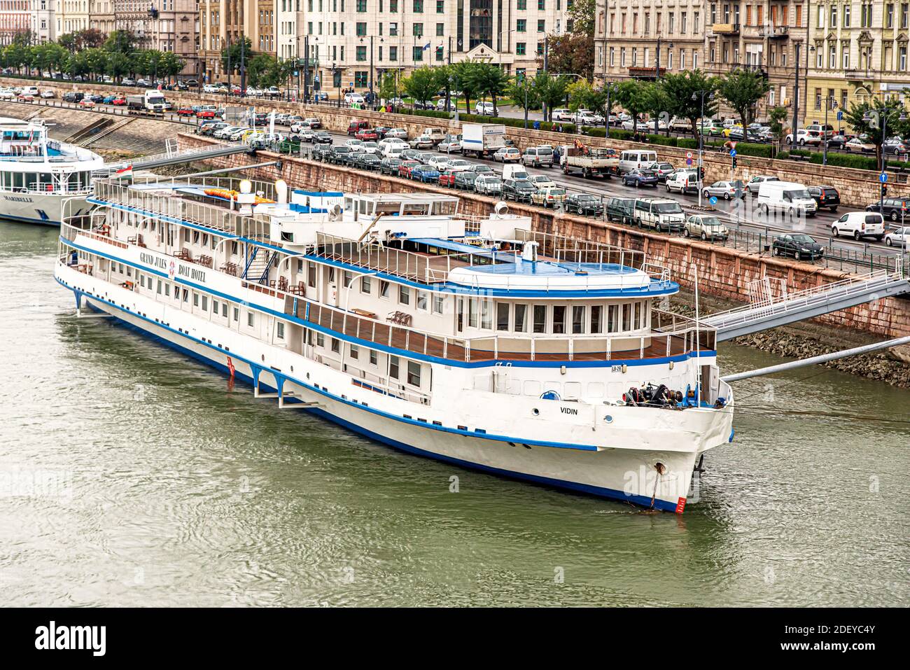 Piccolo vaporetto sul Danubio a Budapest, la capitale dell'Ungheria. Foto Stock