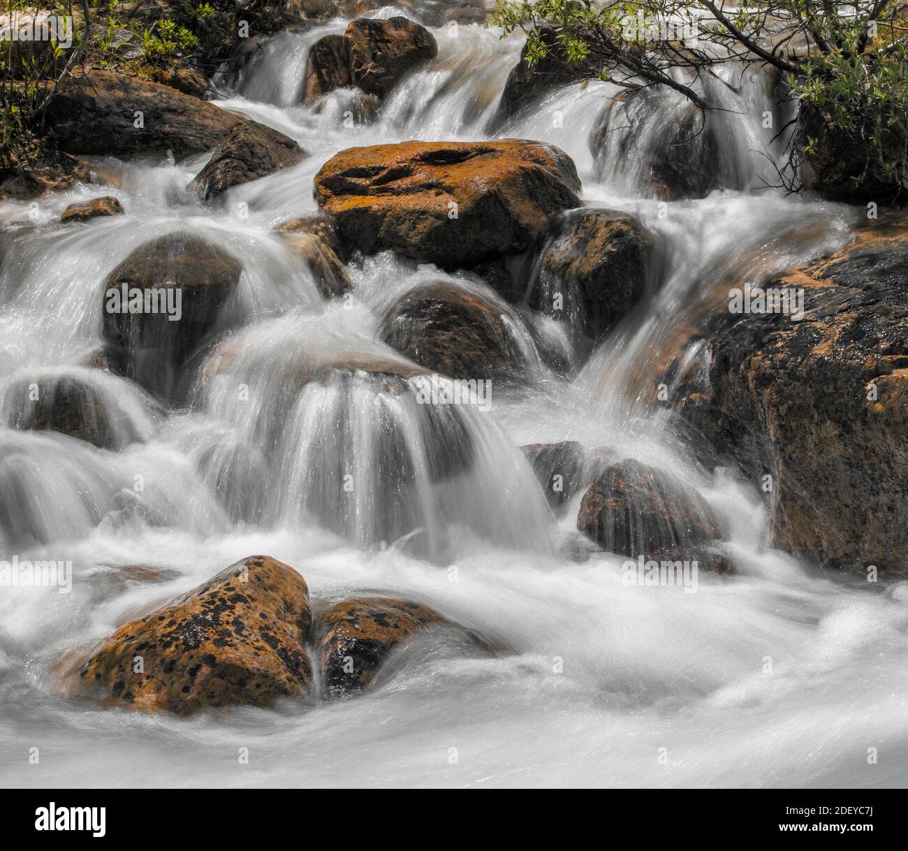 Acqua che scorre sulle rocce nelle Highlands scozzesi Foto Stock