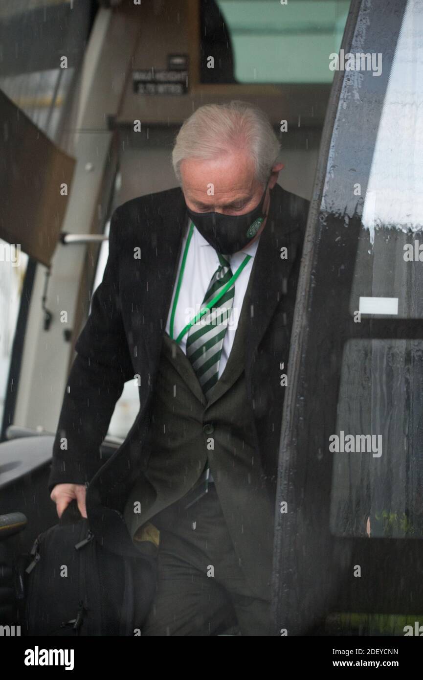 Glasgow, Scozia, Regno Unito. 2 dicembre 2020. Nella foto: I giocatori del Celtic Football Club hanno visto all'aeroporto di Glasgow scendere dal loro autobus e passare per la sicurezza prima di volare a Milano in Italia dove giocheranno l'AC Milan nella loro partita di gruppo 5 di 6 nel gruppo H di domani sera. Credit: Colin Fisher/Alamy Live News. Foto Stock