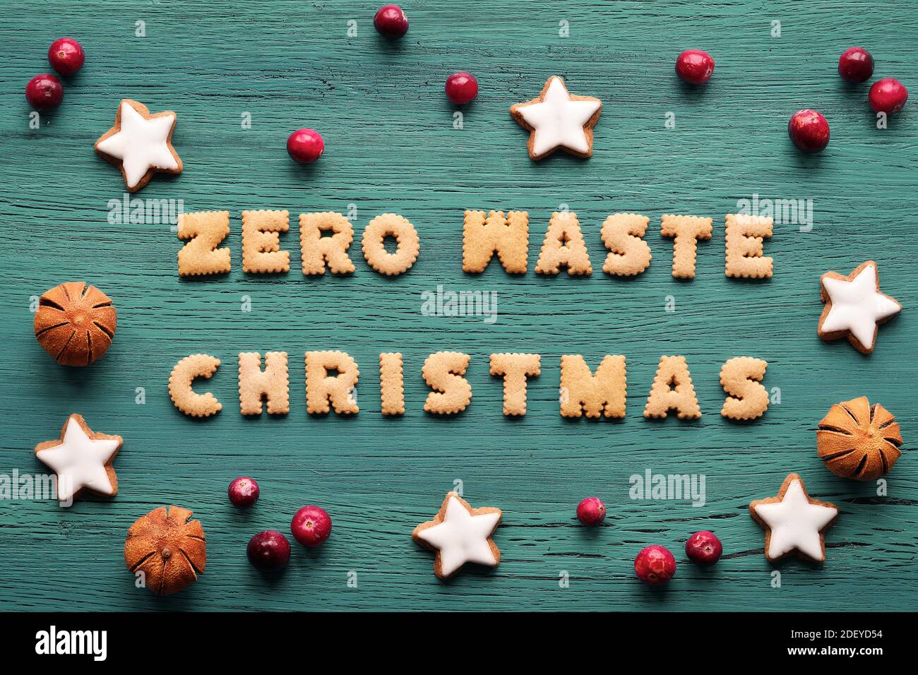 Testo Zero rifiuti Natale fatto di biscotti. Sfondo xmas con decorazioni naturali biodegradabili. Foto Stock