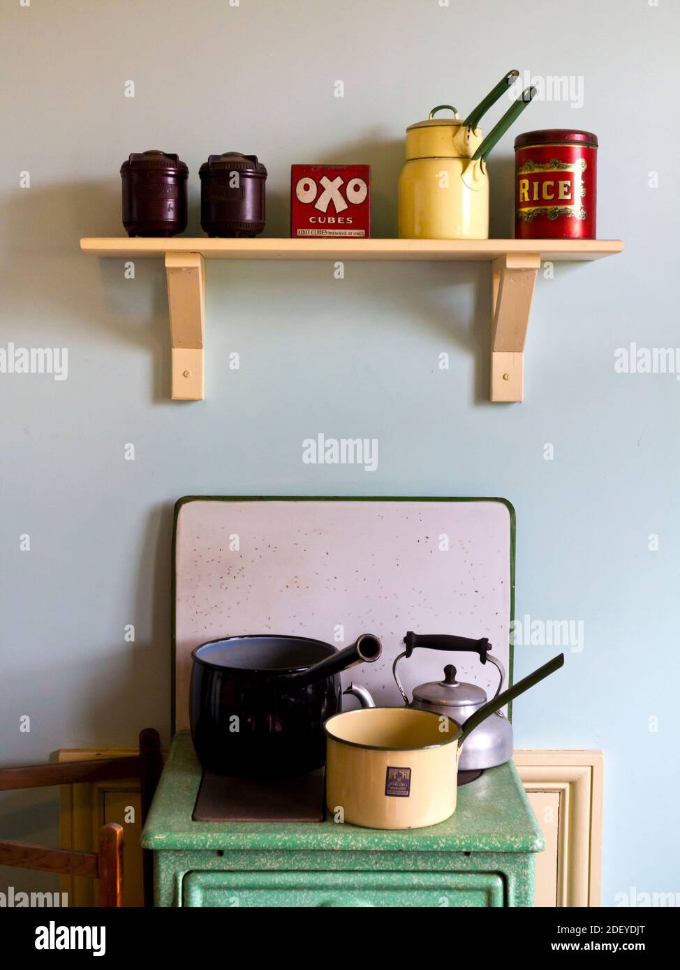 Ricreazione di mensole di cucina degli anni '30 in una casa interna domestica Al Black Country Living Museum Dudley West Midlands England REGNO UNITO Foto Stock