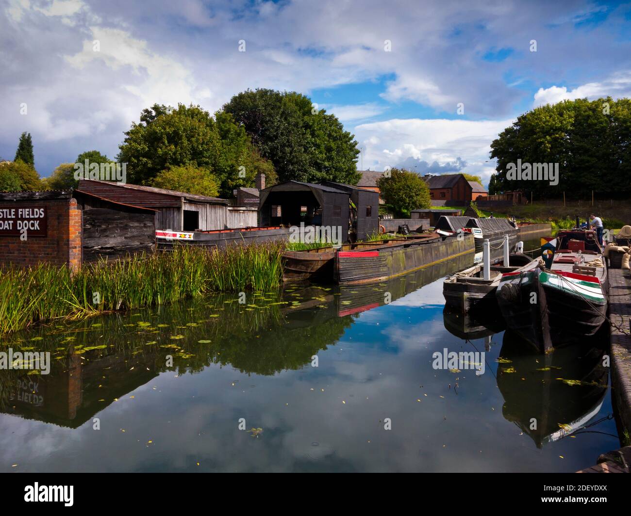 Canal boats presso il molo delle barche presso il Black Country Living Museum a Dudley West Midlands Inghilterra Regno Unito Foto Stock