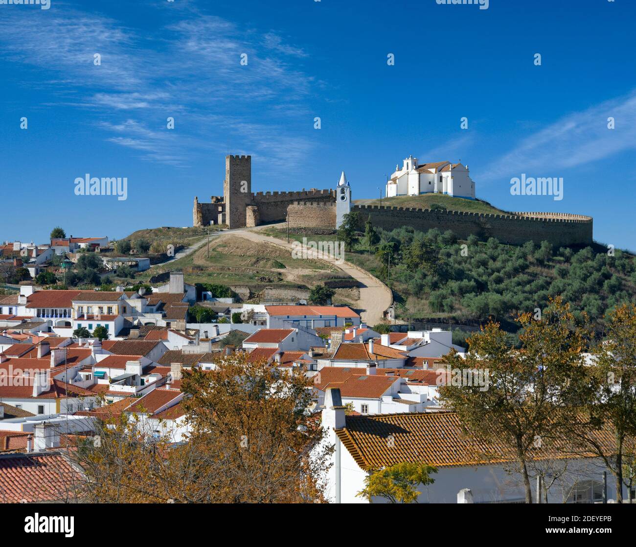 Portogallo, Alentejo, Arraiolos, città e castello con la chiesa di Igreja do Salvador Foto Stock