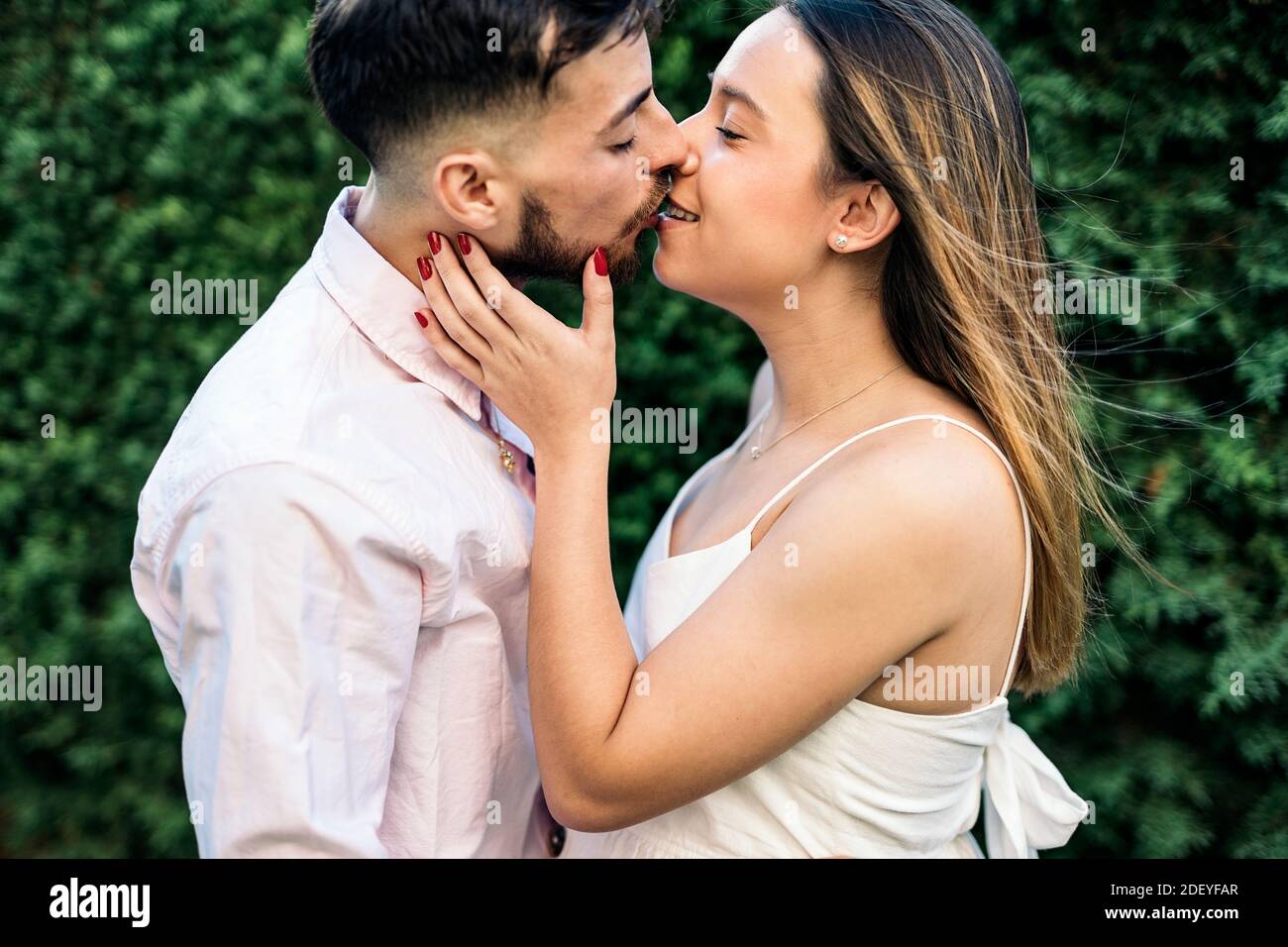 Foto di scorta di cute donna incinta e suo marito che ha un momento romantico. Foto Stock