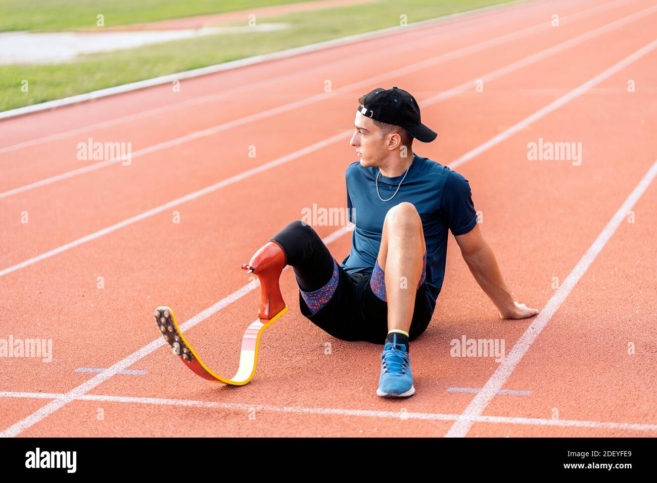 Foto di stock di atleta disabile che prende una pausa. Concetto Paralimpico Sport. Foto Stock