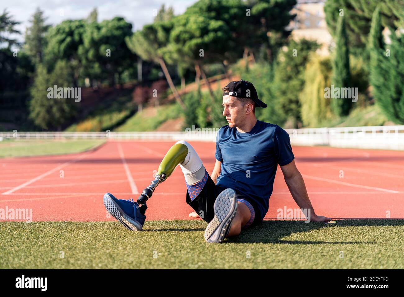 Foto di stock di atleta disabile che prende una pausa. Concetto Paralimpico Sport. Foto Stock
