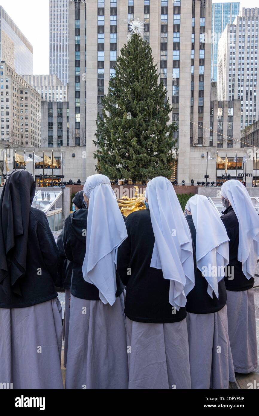 L'iconico albero di Natale al Rockefeller Center attende l'illuminazione per la stagione delle festività, New York City, USA 2020 Foto Stock